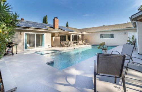 Stunning 4 Bedroom 1 Level- Pool, Spa, Grass Yard, Fire Pit, Garage, BBQ - Foto 41