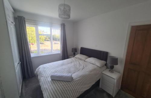 L & J Escapes - 8 Bedrooms suitable for Contractors and Families- Private parking available for 6 vehicles - Foto 26