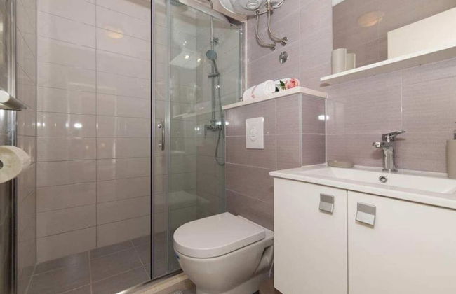 Peaceful Escape With Mountain Views, Heated Pool and Modern Amenities in Radošić - Foto 15