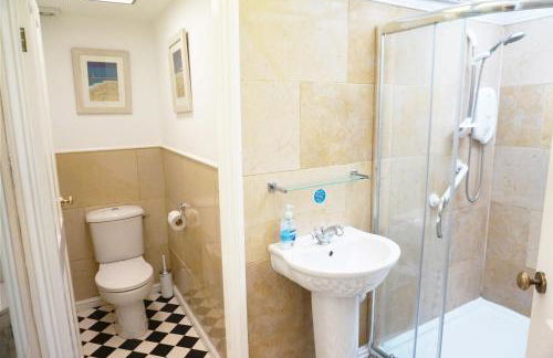 Broadstairs Beach Holiday Apartments, seafront stays opposite Kingsgate Bay with a parking space - Foto 18