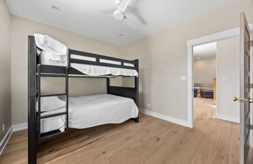 NEW Spacious Clarkson Getaway w Games & Yard - Foto 30