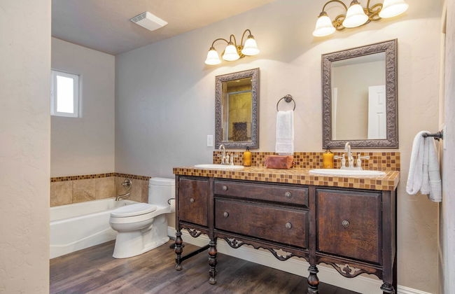 Blue Spruce by Avantstay Cozy Home w/ Dual Decks - Foto 9