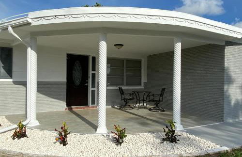 Cozy 3-bed home close to beautiful beaches. - Photo 3