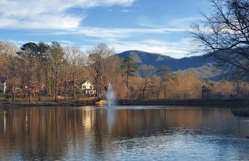 Stylish Lake Hs w/ hot tub: Walk to Blk Mtn Shops - Foto 51