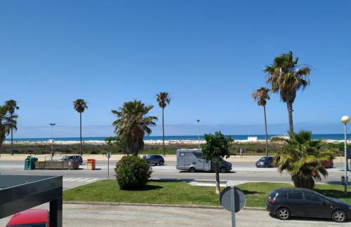 Apartamento primera linea de playa con gran patio, consultar disponibilidad de aparcamiento - Foto 8