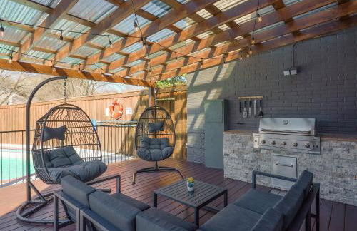 Glamorous Mansion w Private Pool and Cinema Room - Photo 4