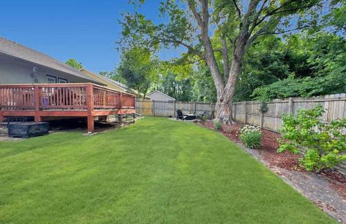 Relaxing Backyard with Fire Pit and Near Parks - Foto 7