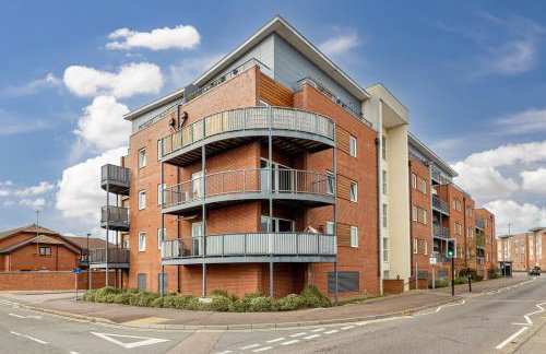 Elegant 2 Bedroom Apartment with Balcony - Near the High Street - Free Parking, Fast Wifi and Sky TV by Yoko Property - Foto 27