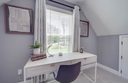 5BR Farmhouse Lake Retreat Pool Hot Tub Theater - Foto 28