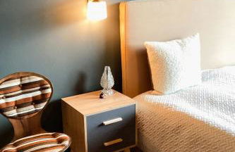 Architect House With Vintage Classics By River - Photo 6