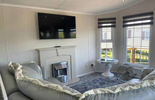 Riverside Lodge, with Hot tub on The River Severn - Photo 6