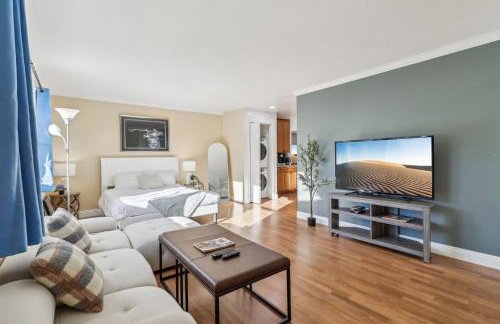 Entire Private Home with 3 Bedrooms, Gated Yard, Parking, King Bed, Available Now - Foto 16