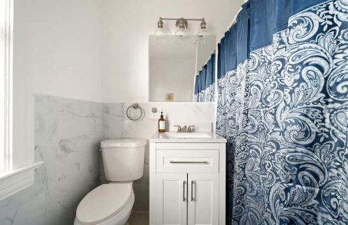 Whole House Near NYC and Transit with Game Room Fire Pit and King Bed - Foto 24