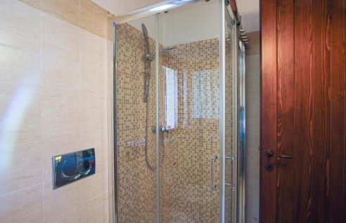 Gorgeous Home In Monterubbiano With Private Swimming Pool, Can Be Inside Or Outside - Foto 27