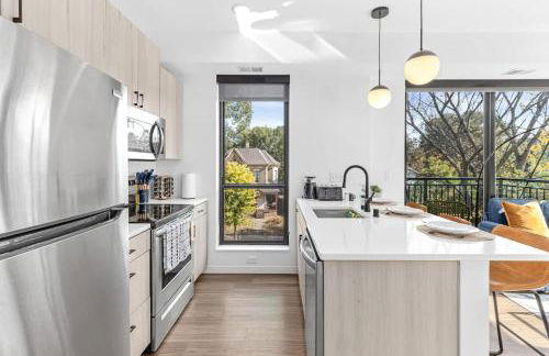 Lux 2BD Gym Rooftop Street Parking by DT UMN - Foto 20