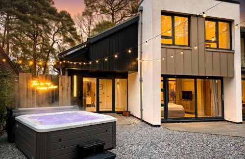 Arden House - Luxury Home with Hot Tub - Games Room - Fire Pit - Photo 9