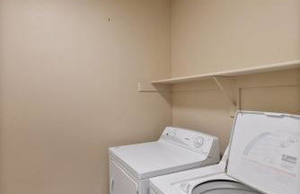 24hr Host - New Renovated 4 bedroom home U026 - Photo 18