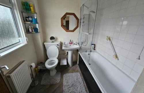 Peterborough Nice House with garden free parking - Foto 27