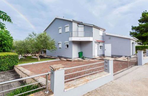 House Neda - Photo 1