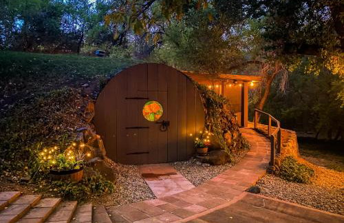 Myrinn-Hobbit Cottage on the Creek Storybook Stay - Foto 56