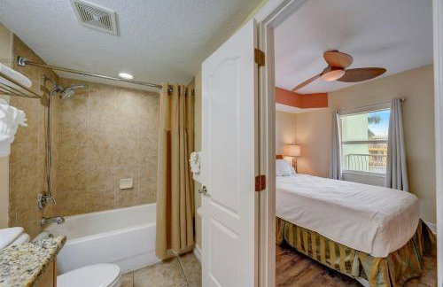 Spacious 2BR Oasis Steps to Treasure Island Beach - Foto 27