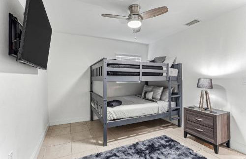 Miami Oasis, Spacious 4-Bedroom Home with Pool - Photo 20