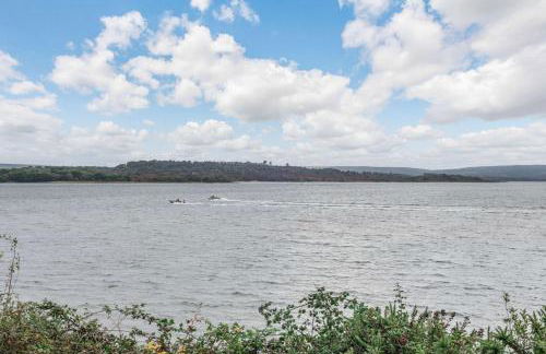 Bay View 2-Bed Lodge with Glorious Harbour View and Balcony - Photo 31