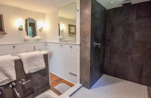 Gorgeous Renovation Walk to Water - Photo 17