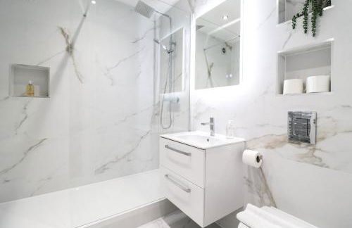 The Desborough Residence - Bright 1BR with Sofa Bed, Modern Lounge & Free Secure Underground Parking - Foto 17