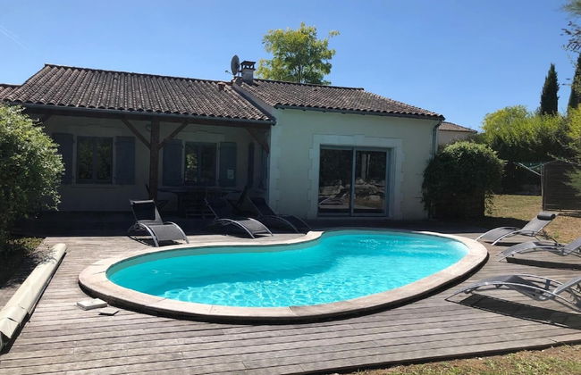 Luxury Villa With Covered Terrace in Chalais - Foto 1