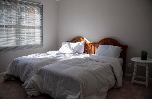 Charming 3 Bedroom Home with Spacious Living and Convenient to Shopping & Interstate - Foto 26