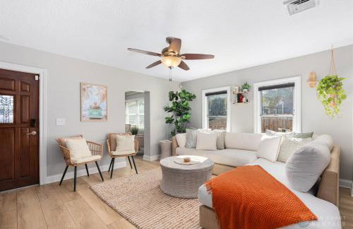 Adorable Dog Friendly Home with Fenced Yard, Office, STEPS to Canal & Hospital! - Foto 9