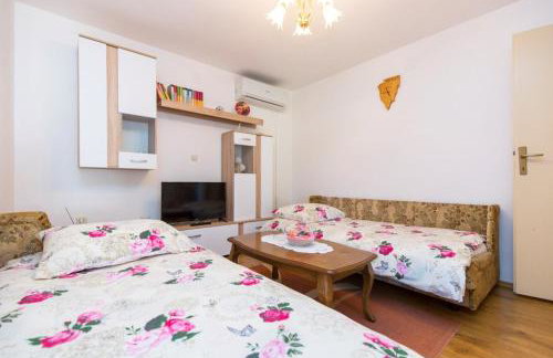 Holiday house in Labin with terrace, air conditioning, W-LAN, washing machine (4866-1) - Photo 9