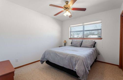 Family Lakefront Home with Large Porch - Foto 12