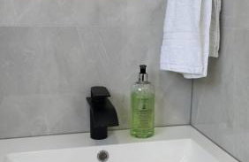 Leeson House in Harborne, Birmingham near Botanical Gardens, Queen Elizabeth Hospital, Birmingham University, Utilita Arena, Edgbaston Cricket Ground, Cadbury World and the Midland Art Centre, with free parking - Photo 30