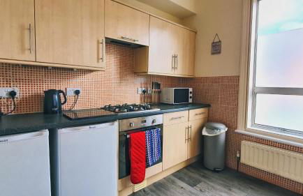 Free Parking, Huge 4 King Bedroom Townhouse, Fast WIFI, Fully Equipped Kitchen, 15 min drive to Nissan, 20 min to Newcastle Sunderland, Ideal for Long Term Contractor etc Stays, Regular Housekeeping Option - Dwellcome Home Ltd - See Our Site for Assurance - Foto 19