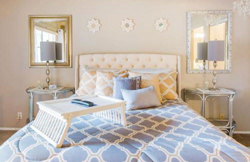 Glamorous Regal Design Home with Private Patio and Garage - Foto 6