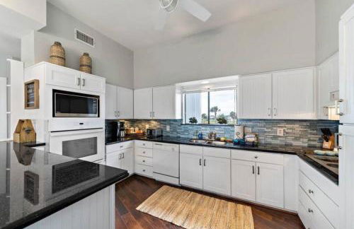 3-story beach house with incredible ocean views, steps to the beach - Photo 7