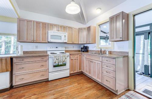 Torch Lake Getaway with Private Beach and Boat Dock! - Foto 6