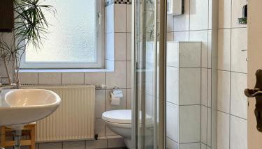 CLS Zentrale City-Wohnung in Hildesheim Ost alles in 5 Minuten erreichbar Ostbahnhof, Nespresso Maschine inklusive Kapseln, Bushaltestelle, Supermarkt, Cafés, Restaurants, HAWK, Uni, ideale Autobahnanbindung, Nähe Bosch - Foto 4, Shower