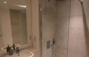 Modern 2 Bedroom with Superking Bed & Balcony views Near Wembley - Foto 22