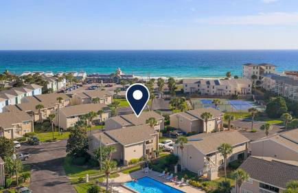 Steps from the Sand Bright Coastal Stay w Pool Access Coastal Hideaway by AvantStay - Foto 1