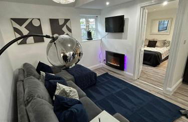HERTFORD House with garden parking pet friendly pool room - Foto 1