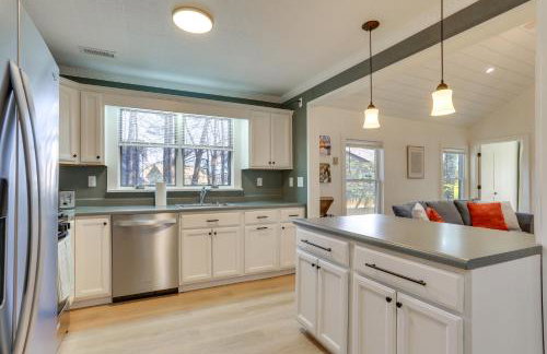 Walk to White Lake Family Home with Deck and BBQ - Foto 7