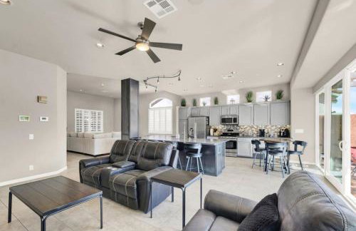 Lux 3BR Oasis Near Strip with Heated Pool and Jacuzzi - Photo 11