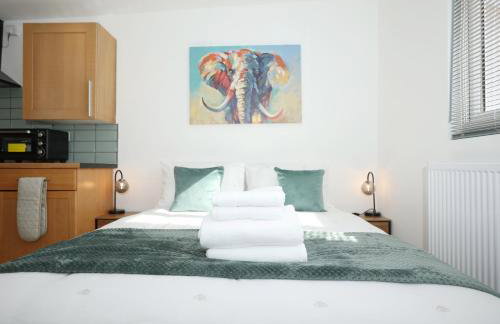 Comfortable Studio Apartment By N And N Stays Ltd, Peaceful Area Close to Cardiff Bay and Access Training Centre, Private Parking and Fast Wifi - Foto 5