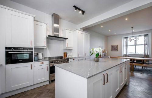 Luxurious Manor House with Sea Views - Sleeps 10 - Photo 17