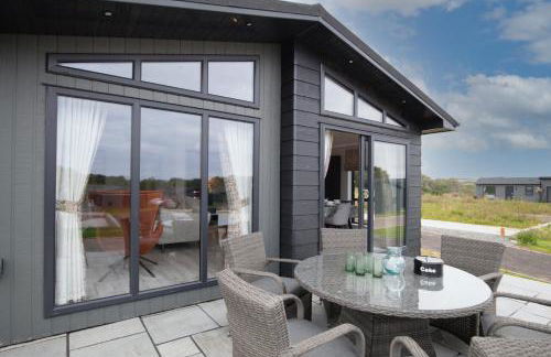 Ael-Y-Bryn - Luxury Lodge, Hot Tub, Three En-Suite Bedrooms - Photo 32