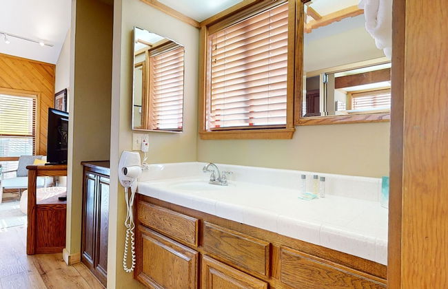 Inviting Mountain Retreat Steps From Ski Lifts! - Foto 22