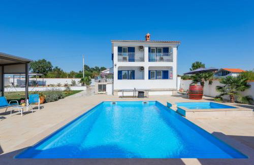 Family home with hydromassage pool & fun activities - Foto 23